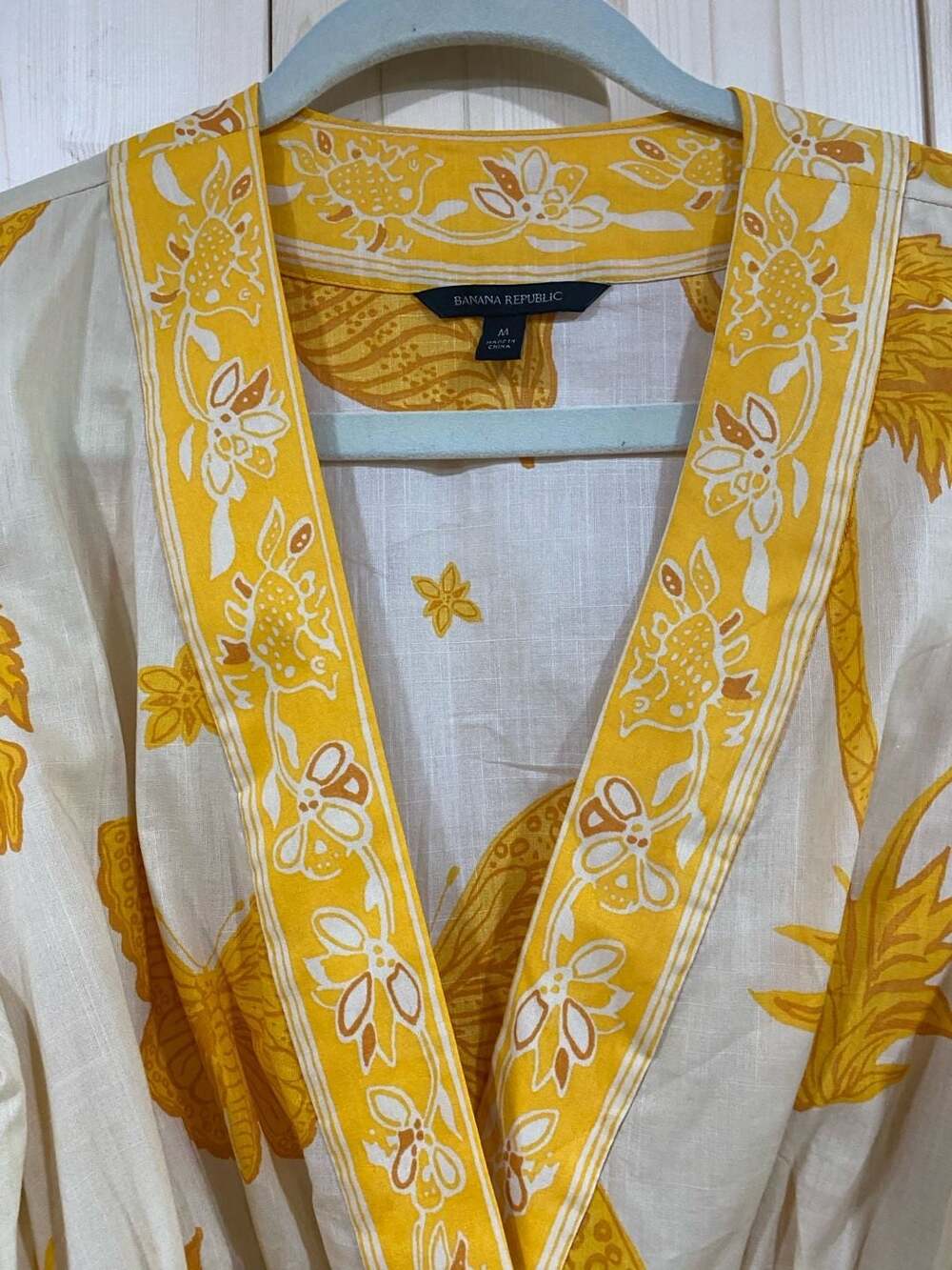 Banana Republic Linen Balloon Sleeve Wrap Top in Yellow Butterfly Print medium - Picture 4 of 10